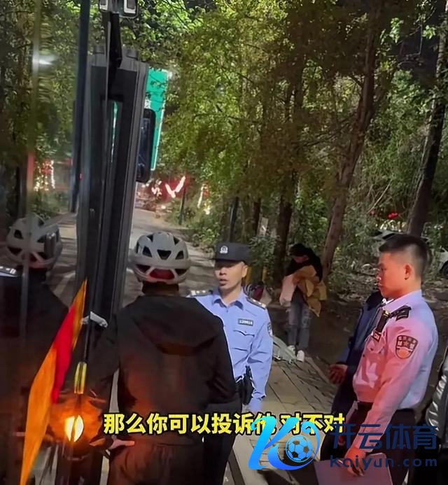 男人带电动车上公交遭阻后思要投诉