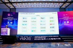 <b>狗哥雕塑“WAIWAI”落户奥莱喷鼻江小镇——中国</b>